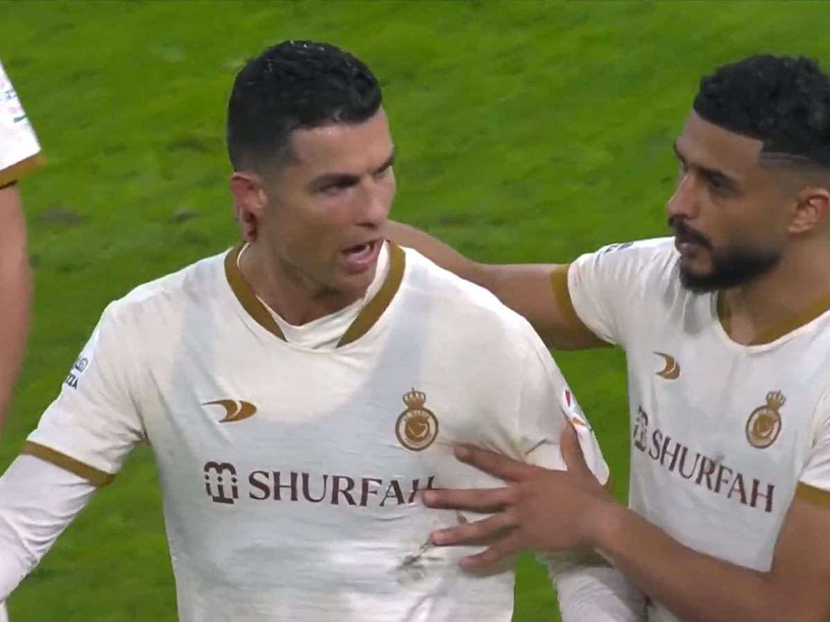 Cristiano Ronaldo kicks bottle as Saudi fans chant