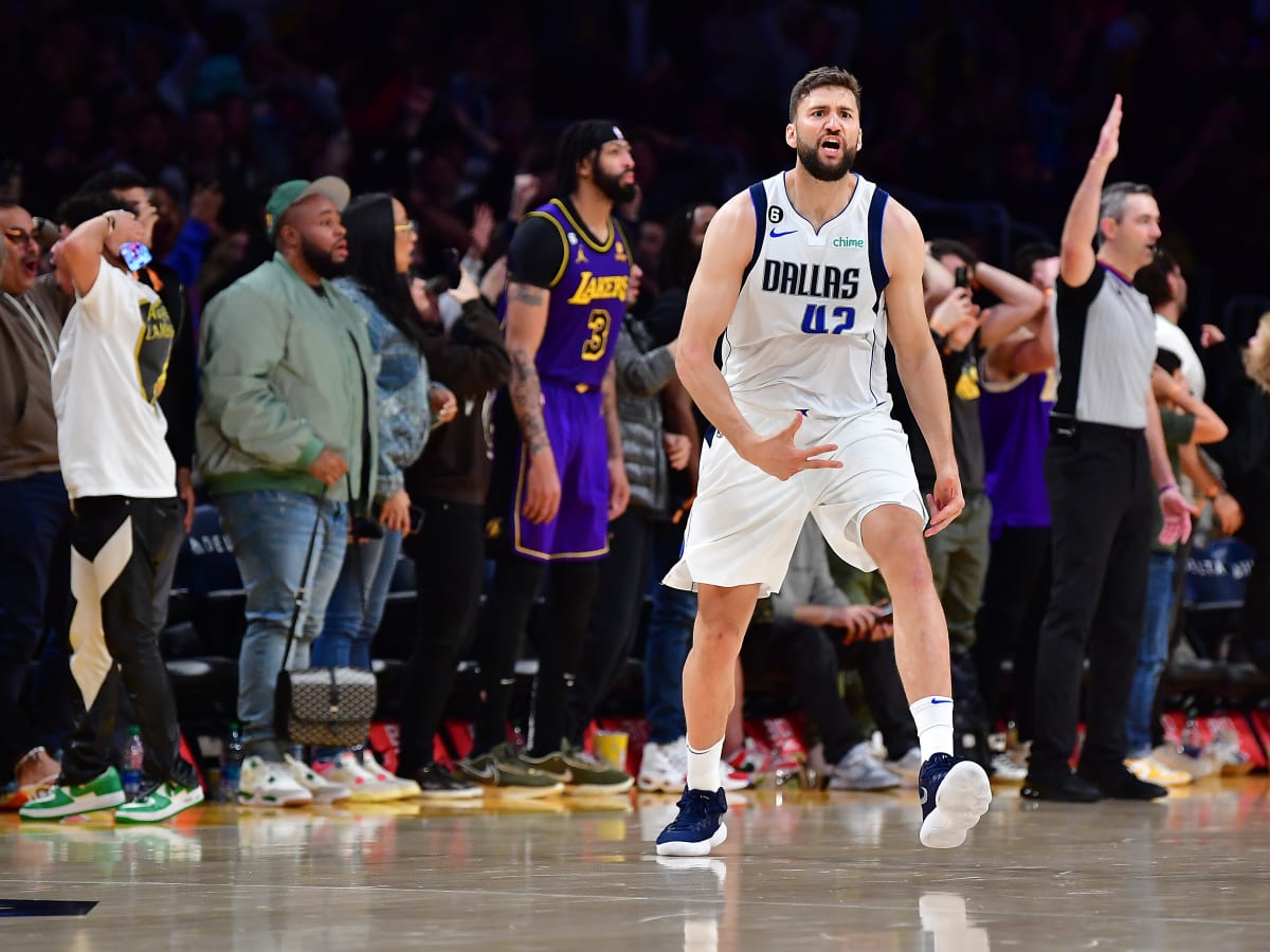 MAXI KLEBER AT THE BUZZER TO TAKE DOWN THE LAKERS 😱 (SWIPE