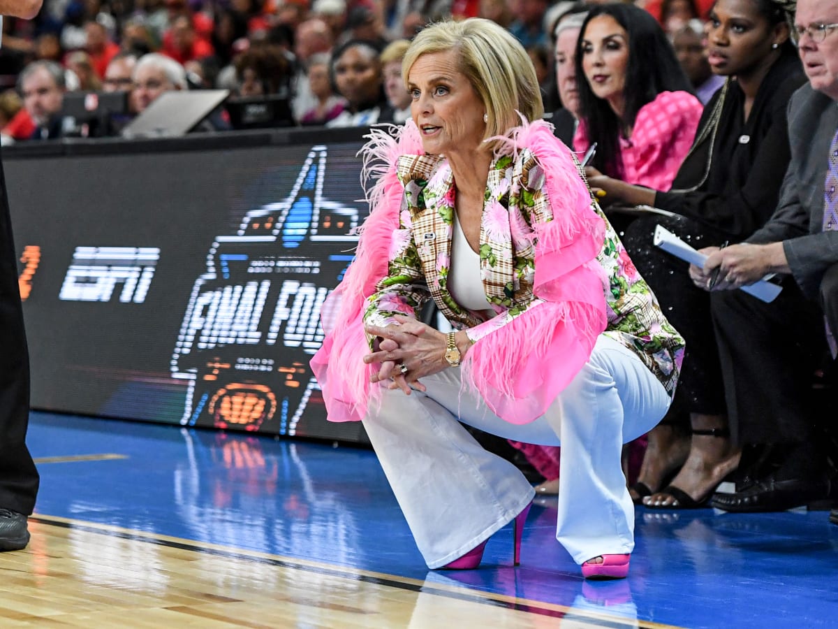 Kim Mulkey outfit flashy for LSU women's basketball in Sweet 16