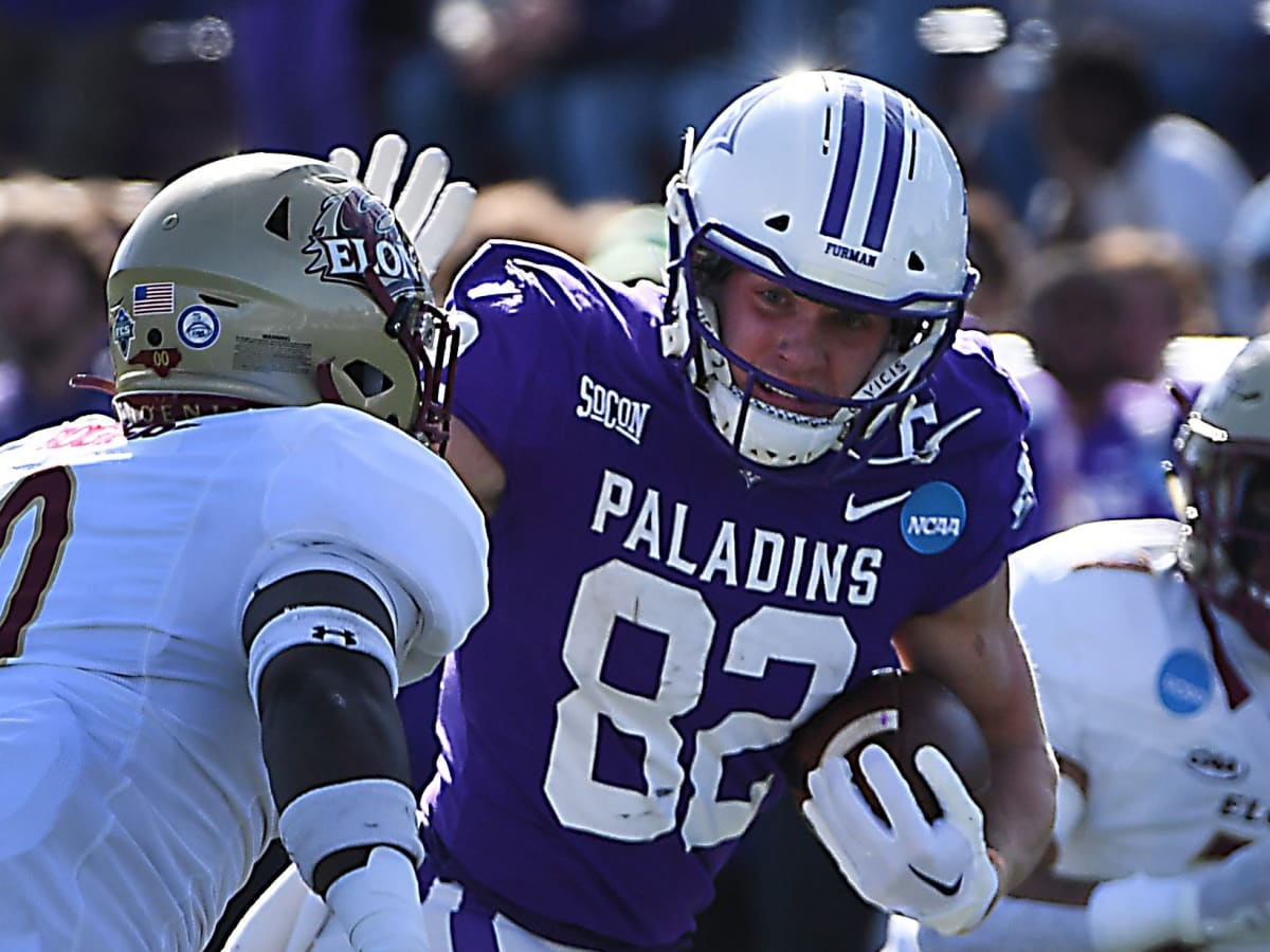 Furman played Elon in the first round of the NCAA Division I FCS Football Championship at Paladin Stadium in Greenville on Saturday, Nov. 26, 2022. Furman Paladins Ryan Miller (82) pulls down the ball on a play and makes it to the end zone.  © ALEX HICKS JR./STAFF / USA TODAY NETWORK - Green Bay Packers
