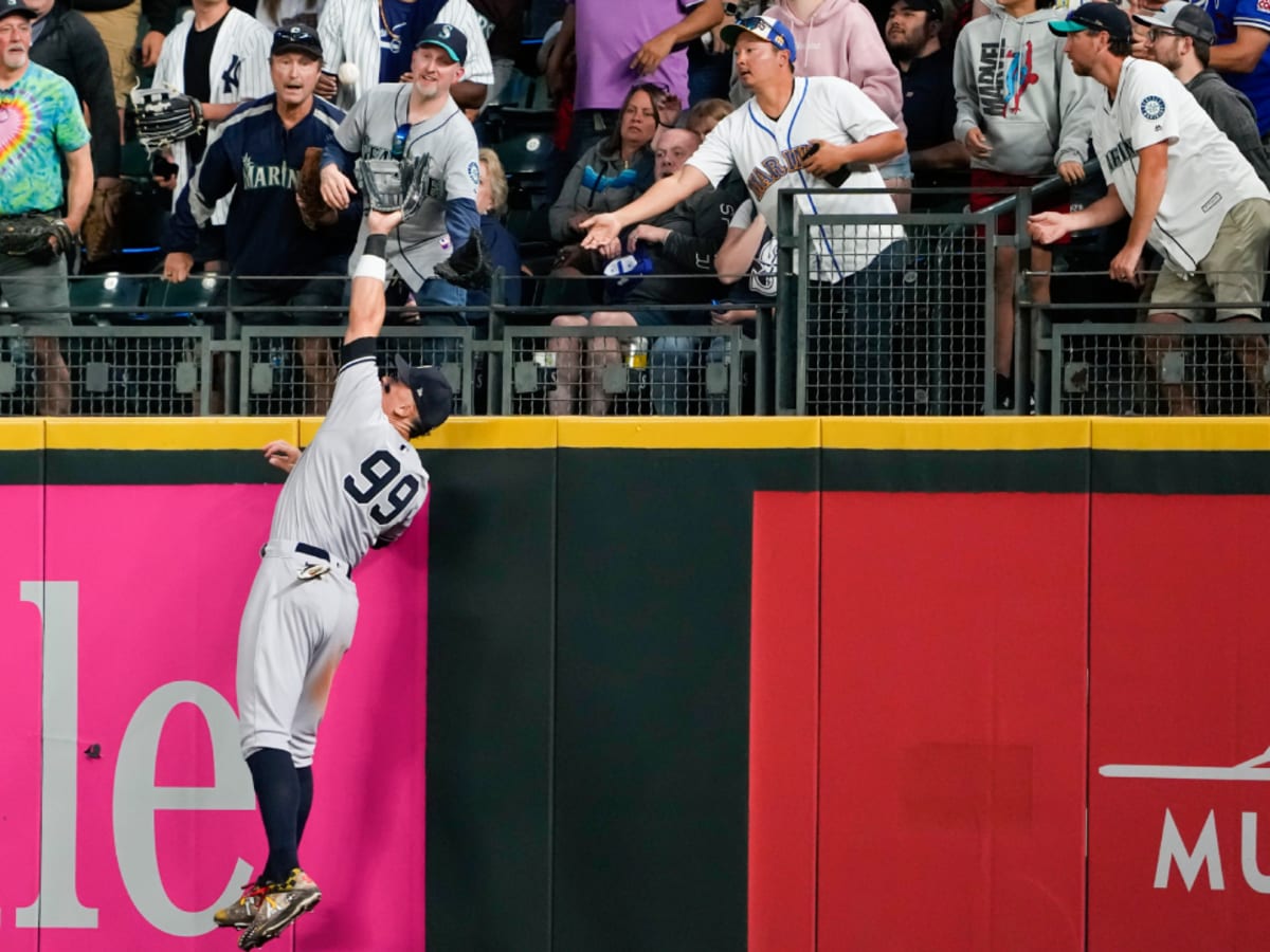 Aaron Judge Had an Electrifying Night vs. Mariners, Including a Ridiculous  Home Run Robbery - Sports Illustrated