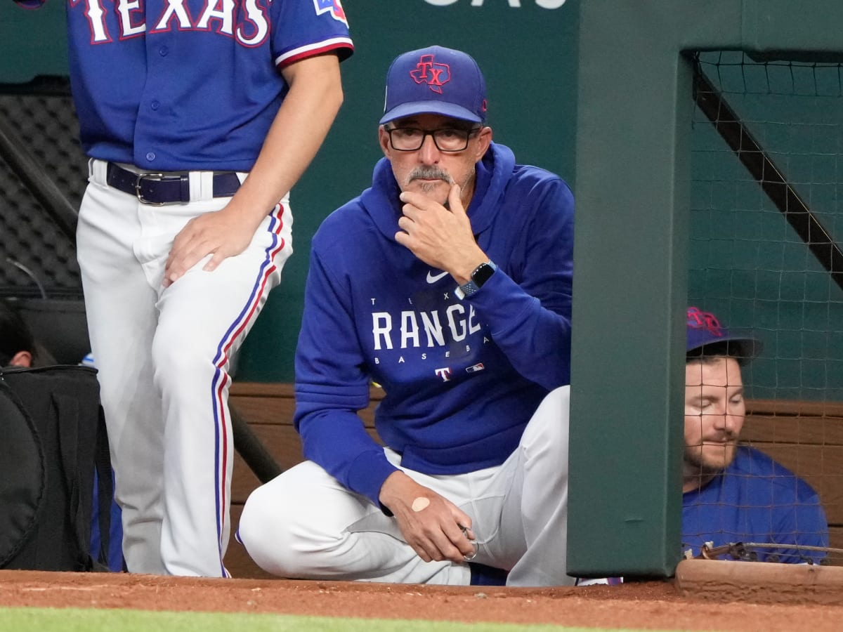 Photo: Rangers pitching coach Mike Maddux puts his hand on the