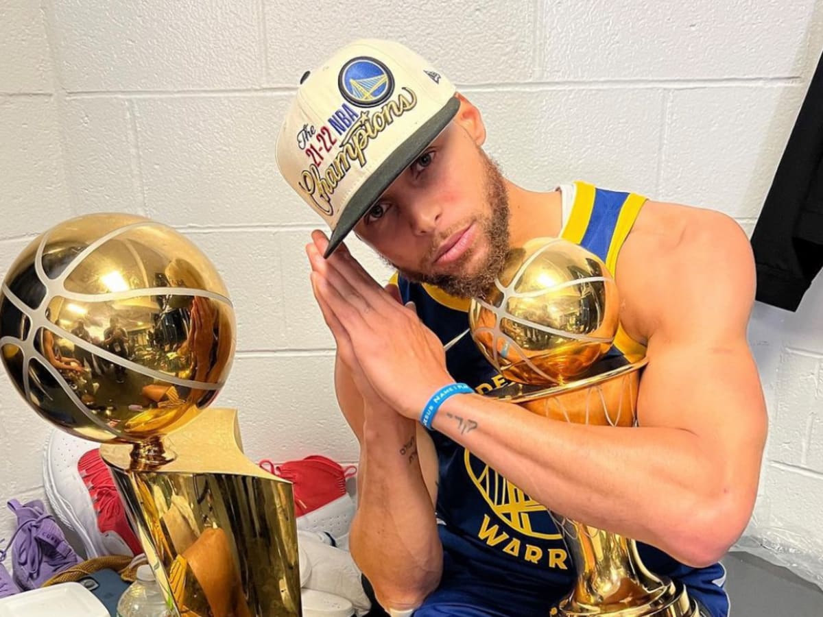 Curry kissing trophy
