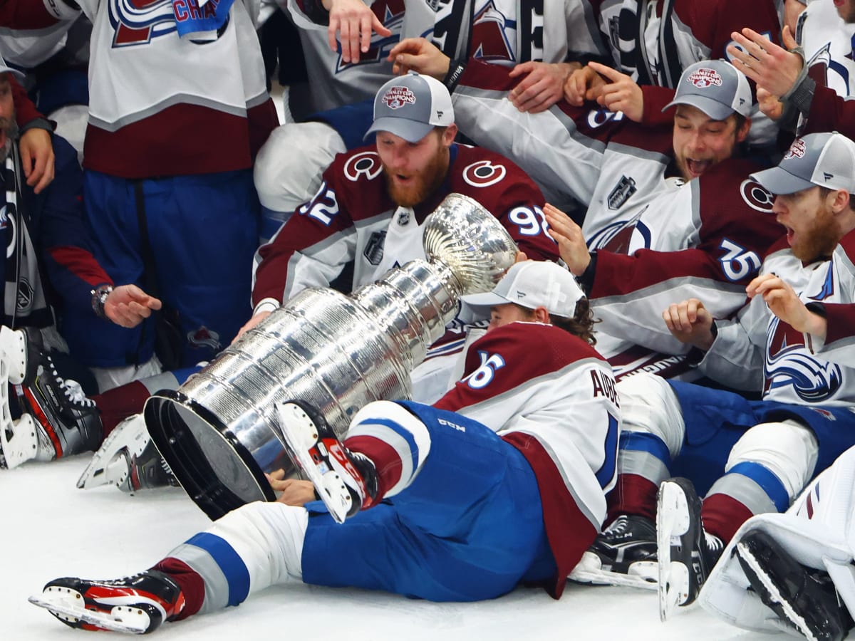 Avalanche Player Wipes Out With Stanley Cup Right Before Team
