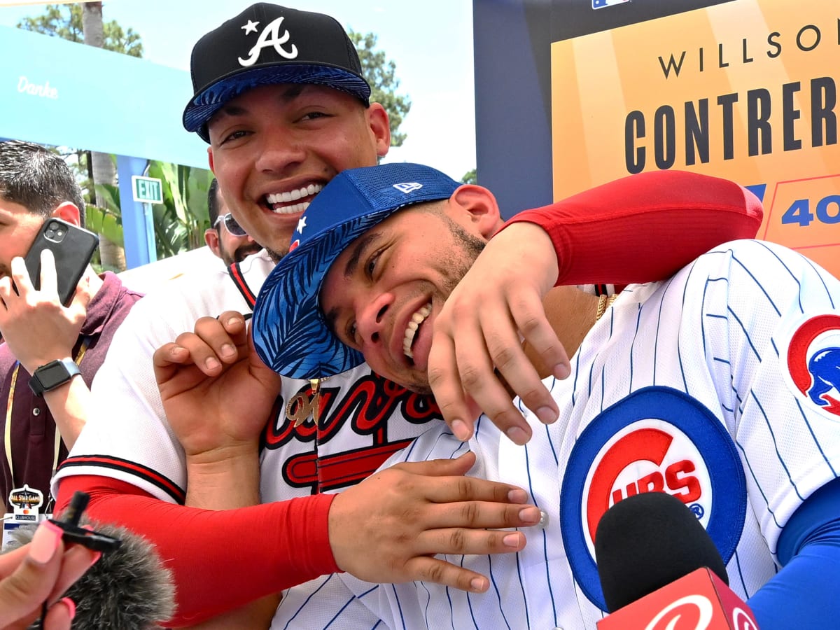 Willson Contreras breaks down in tears after exchanging lineup card with  brother