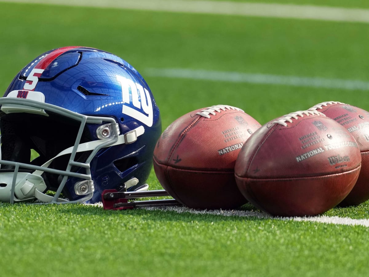 New York Giants Bring Back Classic Blue Helmets, Uniforms for Two in '22 –  SportsLogos.Net News