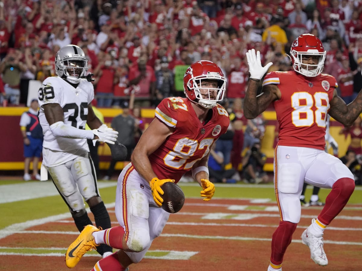 UC Great Travis Kelce Sets Chiefs TD Record in 30-29 Win Over Raiders - All  Bearcats