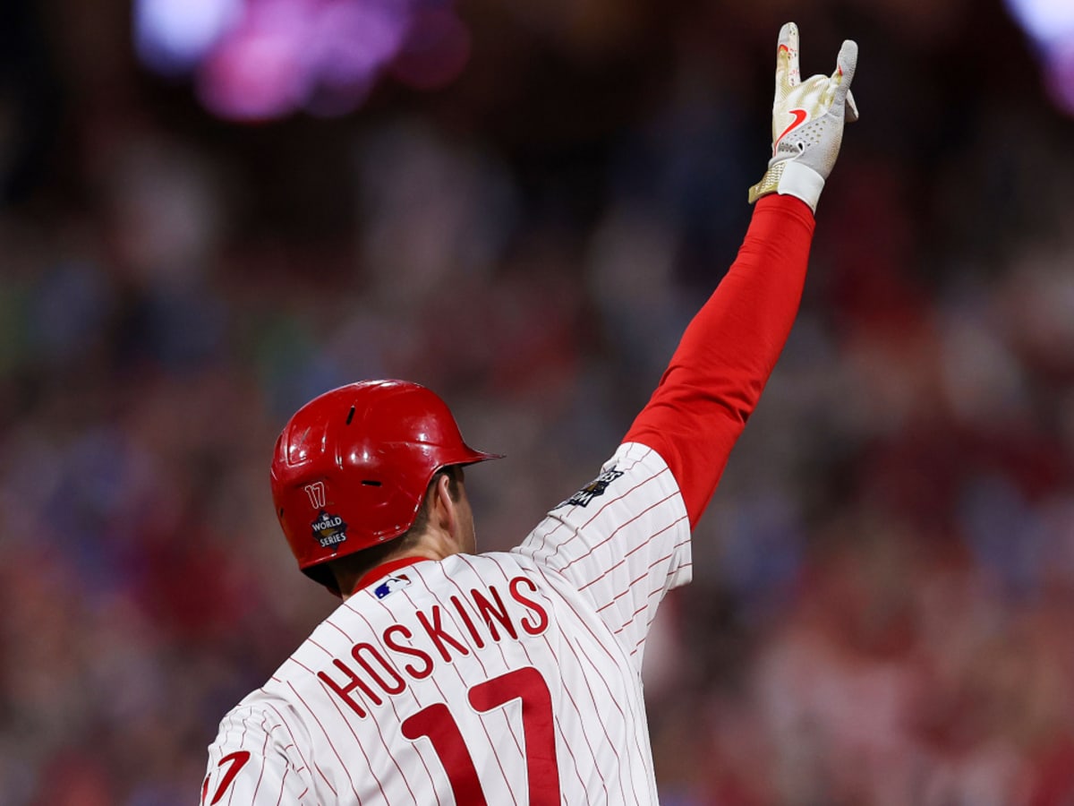Rhys Hoskins' wife Jayme buys Phillies fans beers at World Series
