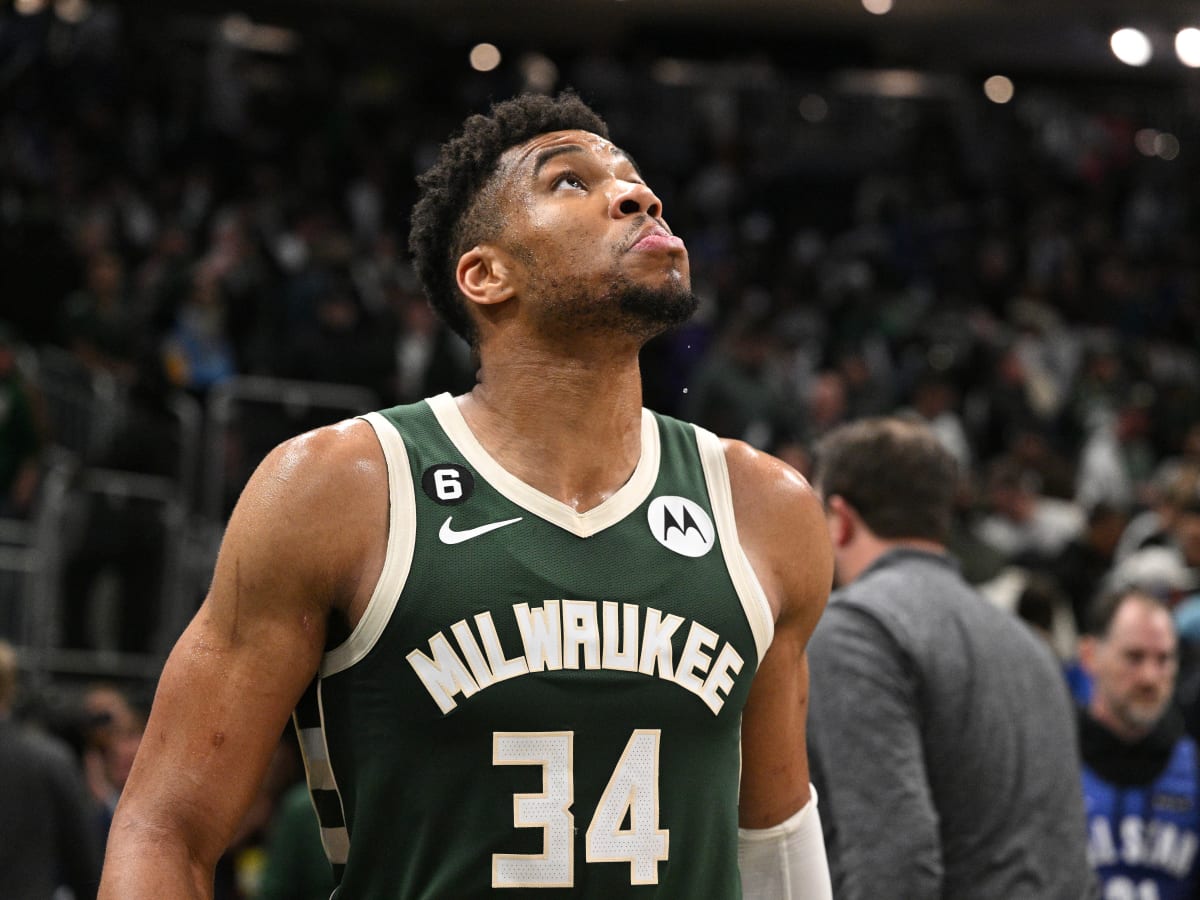 Ko te kapa Spurs e eke ana i te wikitōria 126-104 ki te kainga ki runga i  te Milwaukee Bucks.