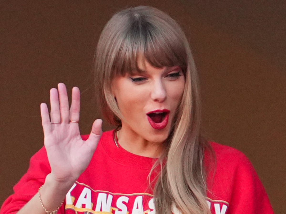 Taylor Swift Changes 'Karma' Lyrics for Travis Kelce on Eras Tour - Sports  Illustrated Kansas City Chiefs News, Analysis and More