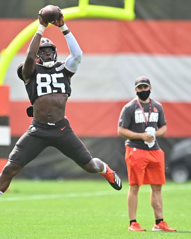 Aug 17, 2020; Berea, Ohio, USA; Cleveland Browns tight end David Njoku (85) makes a catch during training camp at the Cleveland Browns training facility. Mandatory Credit: Ken Blaze-USA TODAY Sports