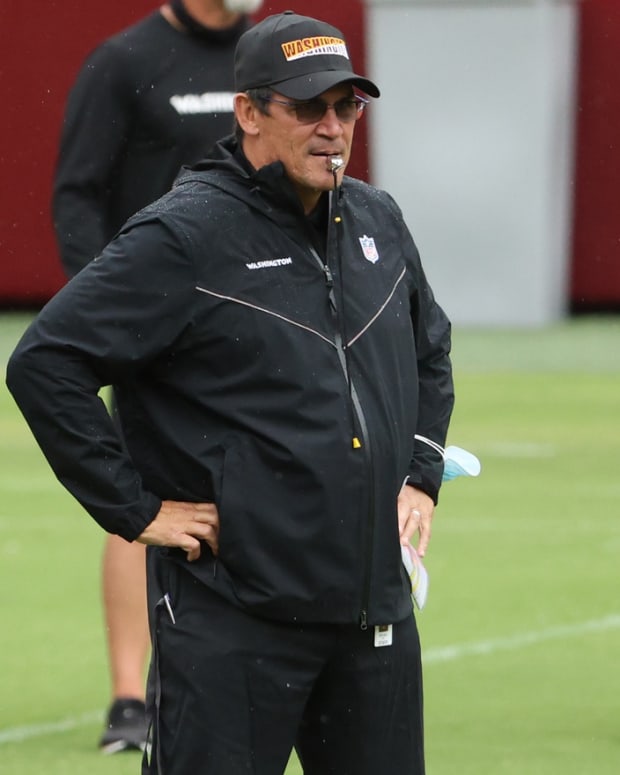 Ron Rivera gets ready for the Eagles