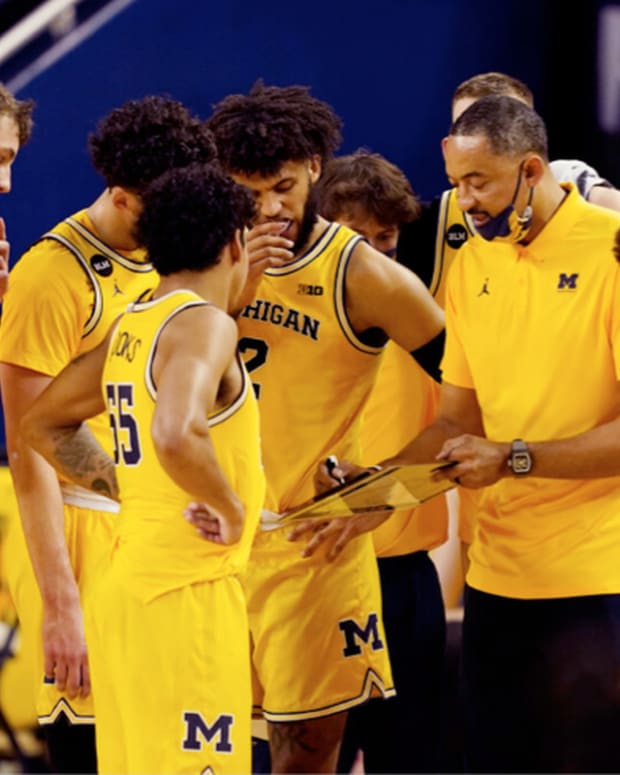 Juwan Howard draws up a play during Michigan timeout.