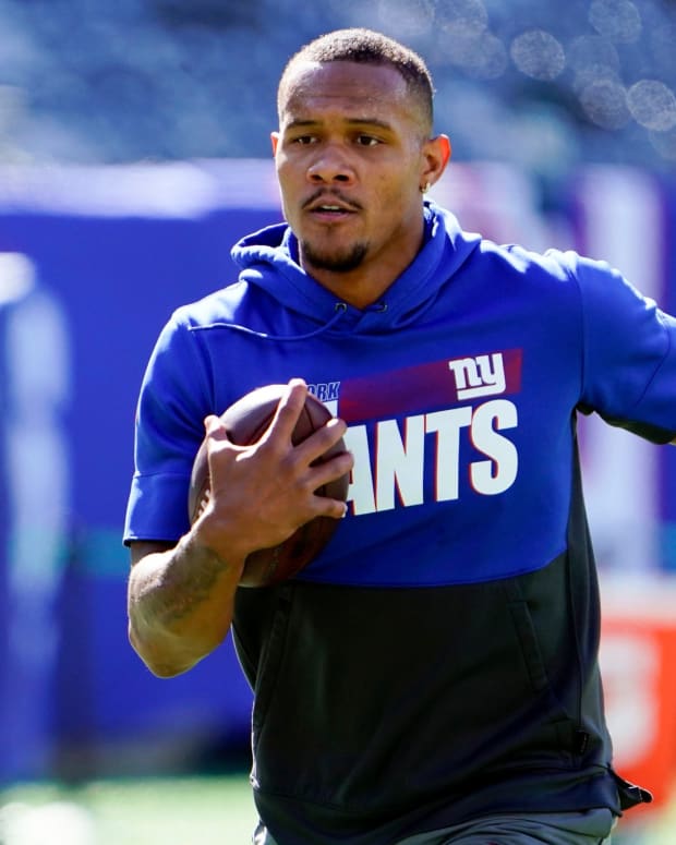 New York Giants wide receiver Kenny Golladay warms up on the field before the game at MetLife Stadium on Sunday, Sept. 26, 2021, in East Rutherford.