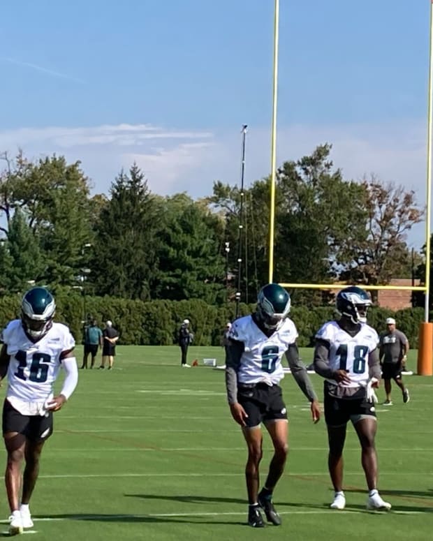 From left to right, Eagles WR Quez Watkins, DeVonta Smith, and Jalen Reagor warm up on Oct. 8, 2021