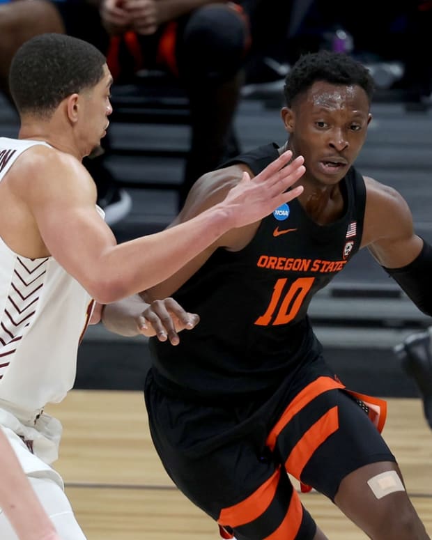 Mar 27, 2021; Indianapolis, IN, USA; Oregon State Beavers forward Warith Alatishe (10) drives against Loyola-Chicago Ramblers guard Lucas Williamson (1) in the second half during the Sweet 16 of the 2021 NCAA Tournament at Bankers Life Fieldhouse. Mandatory Credit: Trevor Ruszkowski-USA TODAY Sports