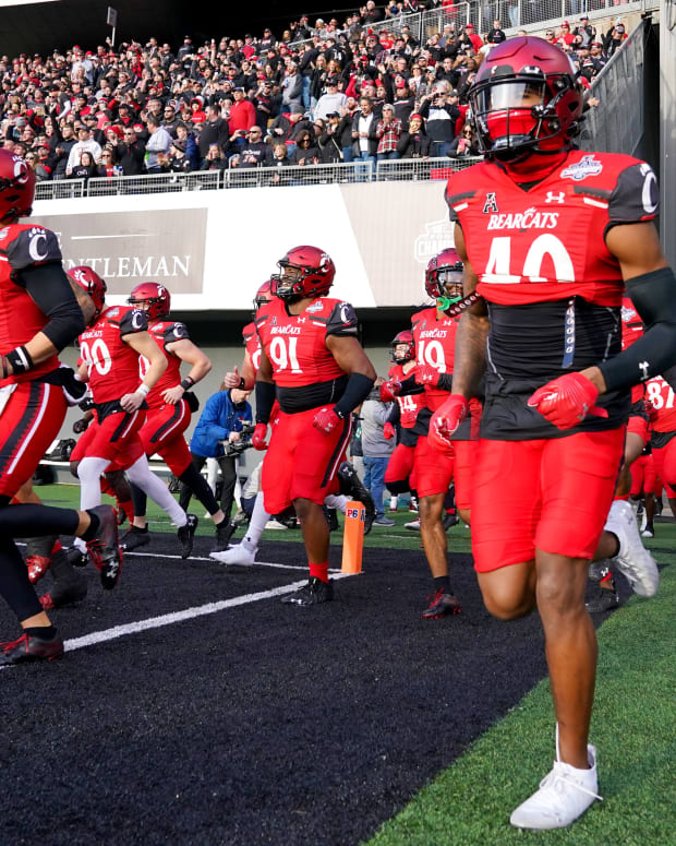 The Cincinnati Bearcats take the field ahead of kickoff in of the American Athletic Conference championship football game against the Houston Cougars, Saturday, Dec. 4, 2021, at Nippert Stadium in Cincinnati. Houston Cougars At Cincinnati Bearcats Aac Championship Dec 4