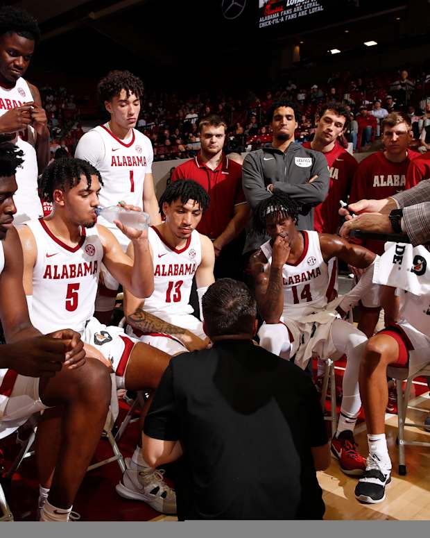 Alabama basketball huddle