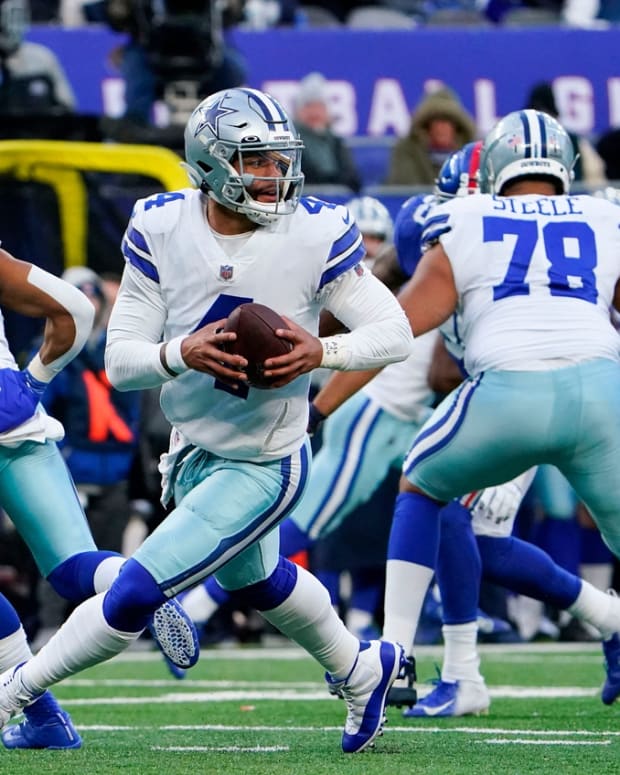 Dallas Cowboys quarterback Dak Prescott (4) looks to throw against the New York Giants in the second half at MetLife Stadium. The Giants fall to the Cowboys, 21-6, on Sunday, Dec. 19, 2021, in East Rutherford.

Nyg Vs Dal