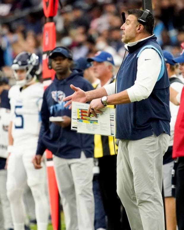 Tennessee Titans head coach Mike Vrabel talks to his team from the sidelines during the second quarter at NRG Stadium Sunday, Jan. 9, 2022 in Houston, Texas.