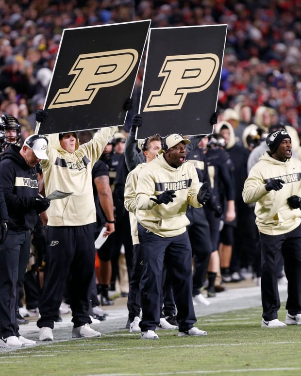 JaMarcus Shephard, middle, relays a Purdue play.