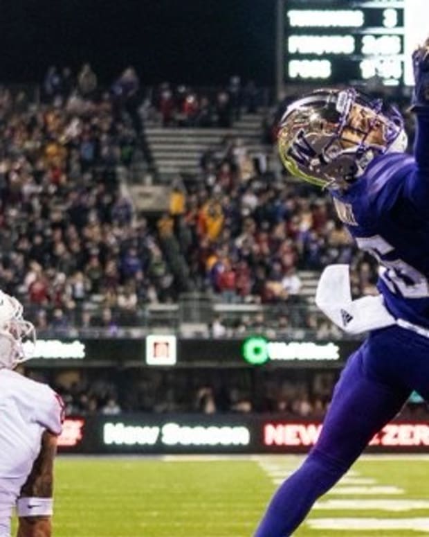 Rome Odunze reaches for the ball in the Apple Cup.
