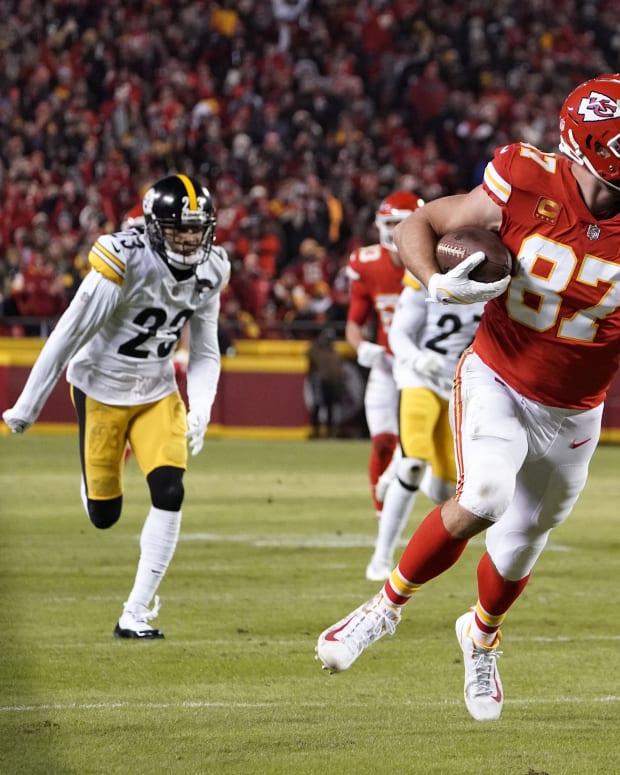 Jan 16, 2022; Kansas City, Missouri, USA; Kansas City Chiefs tight end Travis Kelce (87) runs with the ball for a touchdown during the first half against the Pittsburgh Steelers in an AFC Wild Card playoff football game at GEHA Field at Arrowhead Stadium. Mandatory Credit: Denny Medley-USA TODAY Sports