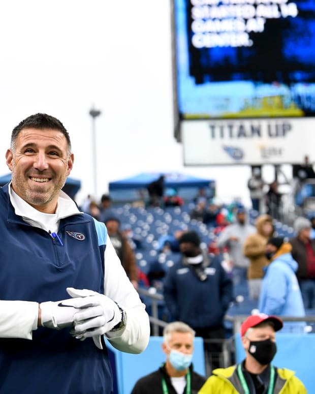 Tennessee Titans head coach Mike Vrabel gets ready t face the Miami Dolphins at Nissan Stadium Sunday, Jan. 2, 2022 in Nashville, Tenn.