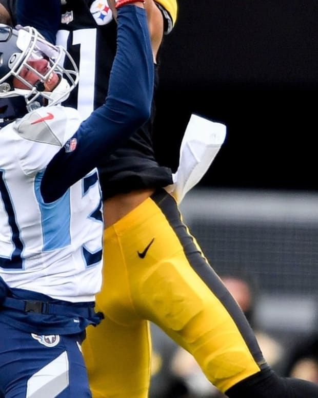 Tennessee Titans strong cornerback Greg Mabin (30) breaks up a pass intended for Pittsburgh Steelers wide receiver Chase Claypool (11) during the first quarter at Heinz Field Sunday, Dec. 19, 2021 in Pittsburgh, Pa.