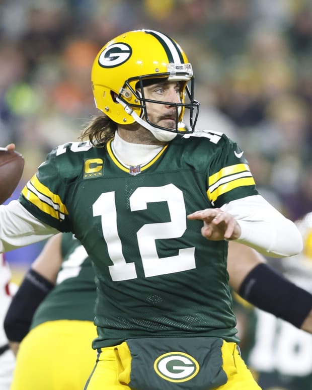 Green Bay Packers QB Aaron Rodgers throws pass in playoffs against San Francisco 49ers