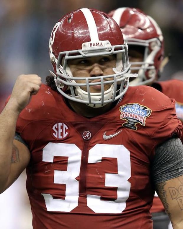 Alabama Crimson Tide linebacker Trey DePriest (33) gestures against the Ohio State Buckeyes in the fourth quarter of the 2015 Sugar Bowl at Mercedes-Benz Superdome.