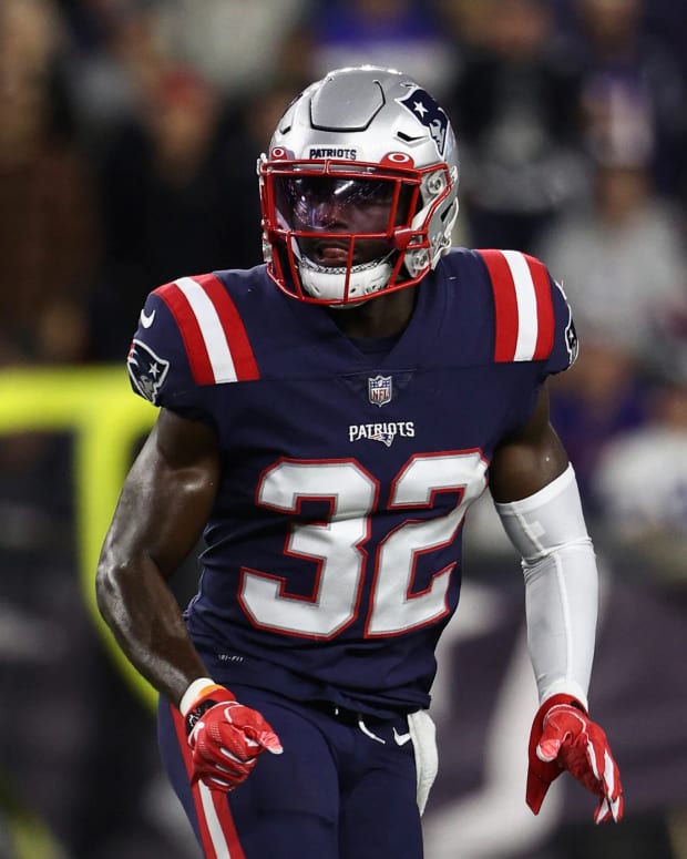 C Ted Karras Te Ryan Izzo Out For Patriots Vs Chiefs In Week 14 Patriots Nfl Patriots New England Patriots