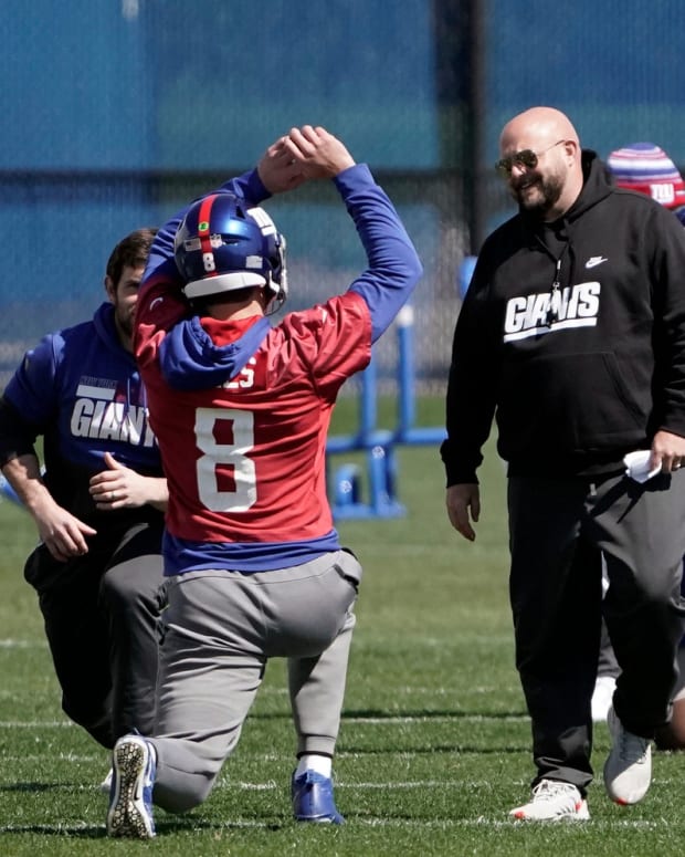 New York Giants head coach Brian Daboll and quarterback Daniel Jones (8) talk during voluntary minicamp at the Quest Diagnostics Training Center in East Rutherford on Wednesday, April 20, 2022.