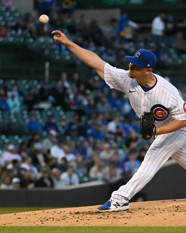 Mark Leiter pitches.