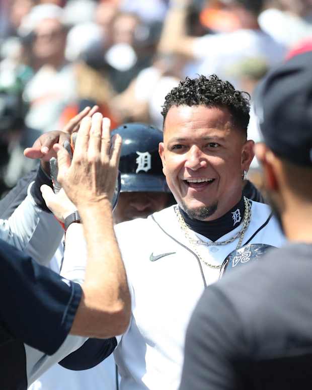 TigersMiguelCabrera3000DugoutHigh5