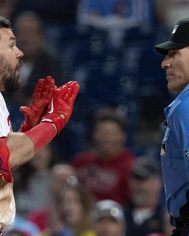 PhilliesKyleSchwarberArgueUmpire