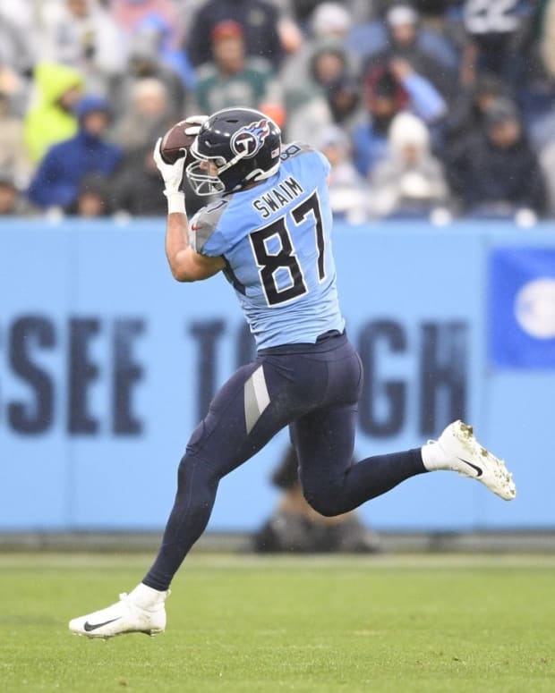 Tennessee Titans tight end Geoff Swaim (87) makes a catch against the Miami Dolphins] during the first half at Nissan Stadium.