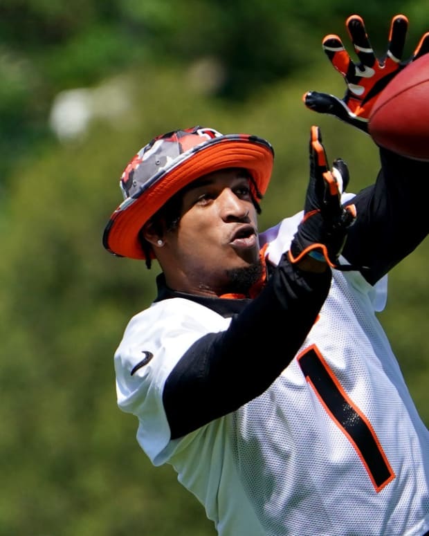 Cincinnati Bengals wide receiver Ja'Marr Chase (1) catches a pass during practice, Tuesday, May 17, 2022, at the Paul Brown Stadium practice fields in Cincinnati. Cincinnati Bengals Practice May 17 0074