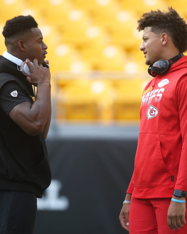 Aug 17, 2019; Pittsburgh, PA, USA; Pittsburgh Steelers wide receiver JuJu Smith-Schuster (left) and Kansas City Chiefs quarterback Patrick Mahomes (right) talk on the field before playing at Heinz Field. Mandatory Credit: Charles LeClaire-USA TODAY Sports