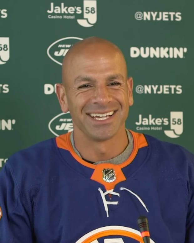 New York Jets head coach Robert Saleh wears New York ...