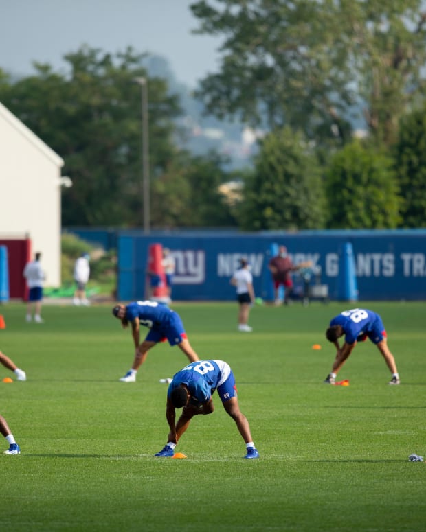 New York Giants go through warmup during 2020 training camp.