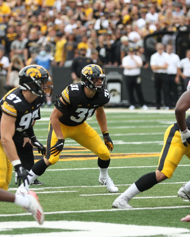 Iowa linebacker Jack Campbell (31) diagnoses a play during a game against Indiana on Sept. 4, 2021 at Kinnick Stadium.
