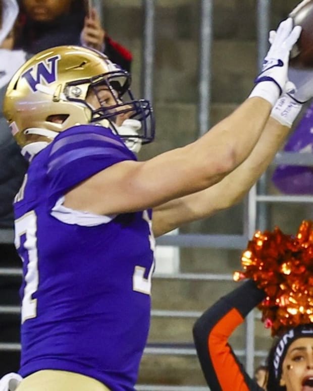 Jack Westover hauls in a 24-yard touchdown pass from Michael Penix Jr. against Oregon State.