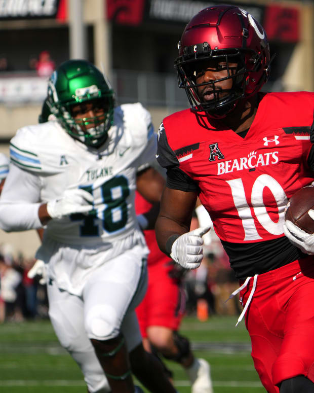 Cincinnati Bearcats running back Charles McClelland (10) scores a touchdown in the second quarter during a college football game against the Tulane Green Wave, Friday, Nov. 25, 2022, at Nippert Stadium in Cincinnati. Ncaaf Tulane Green Wave At Cincinnati Bearcats Nov 25 0179