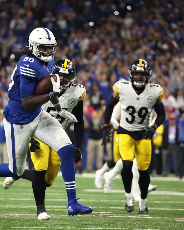 Indianapolis Colts tight end Jelani Woods (80) runs with the ball after a catch as Pittsburgh Steelers cornerback Levi Wallace (29) defends during the second half at Lucas Oil Stadium.