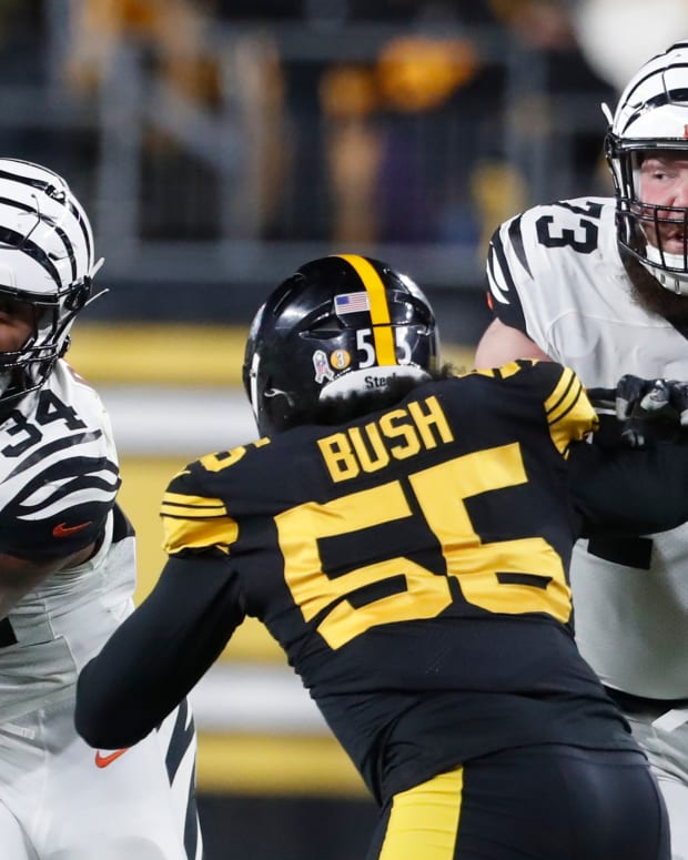 Cincinnati Bengals running back Samaje Perine (34) carries the ball as offensive tackle Jonah Williams (73) blocks Pittsburgh Steelers linebacker Devin Bush (55) during the third quarter at Acrisure Stadium. The Bengals won 37-30.
