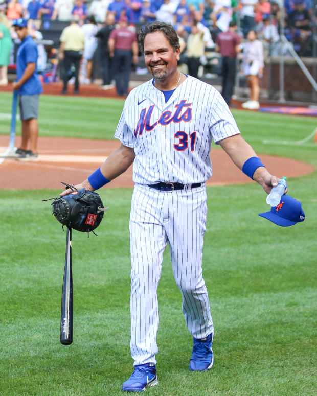 Mike Piazza is "praying" the New York Mets re-sign Jacob deGrom.