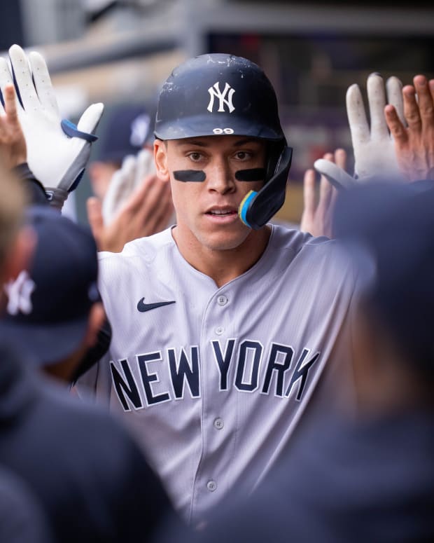New York Yankees OF Aaron Judge high fives teammates in dugout