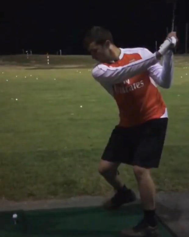 Matt Turner pictured playing golf while wearing an Arsenal jersey in 2016