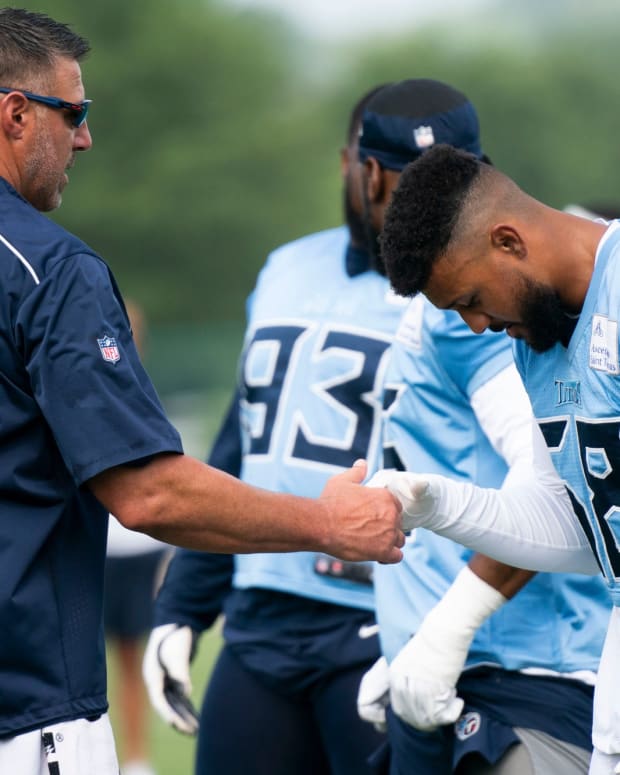 Tennessee Titans head coach Mike Vrabel shakes outside linebacker Harold Landry (58) hand during practice at Saint Thomas Sports Park Tuesday, June 14, 2022, in Nashville, Tenn.